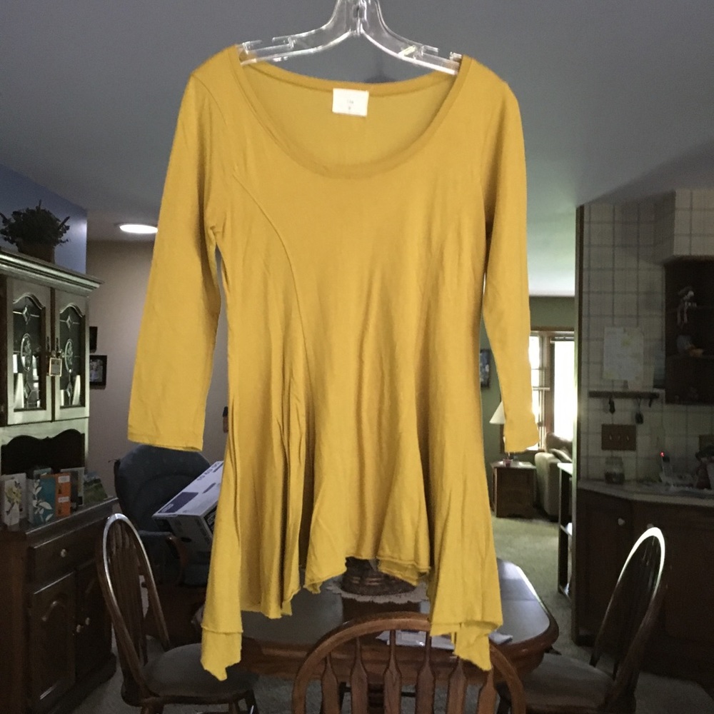 Size small mustard top T.la.